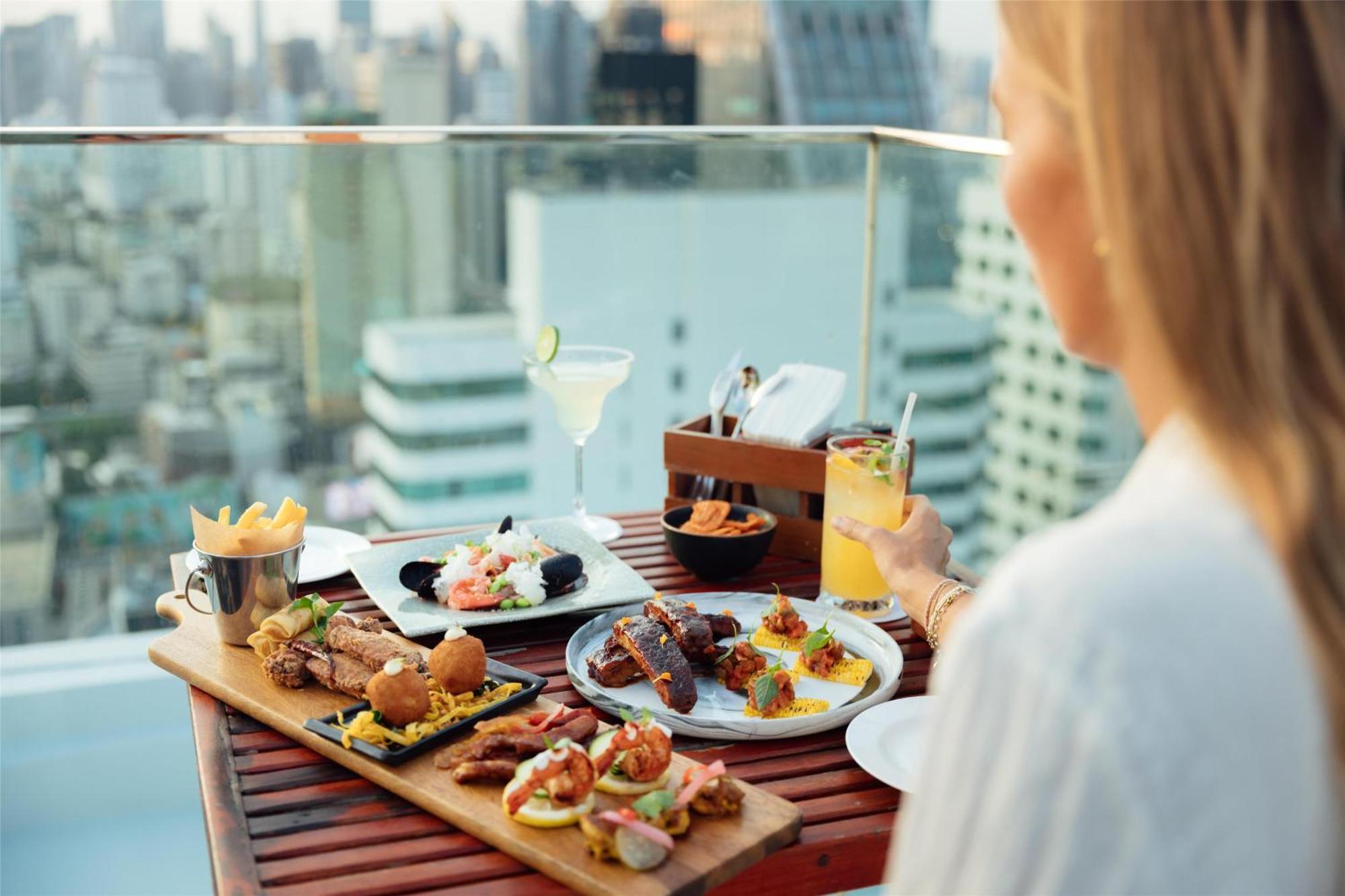 Khách sạn Radisson Blu Plaza